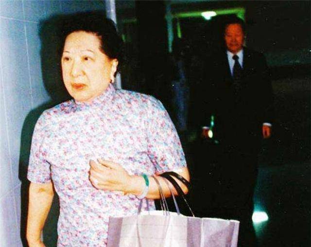 她一意孤行嫁给穷小子,用2架飞机运嫁妆,却依然保不住幸福_孔令仪