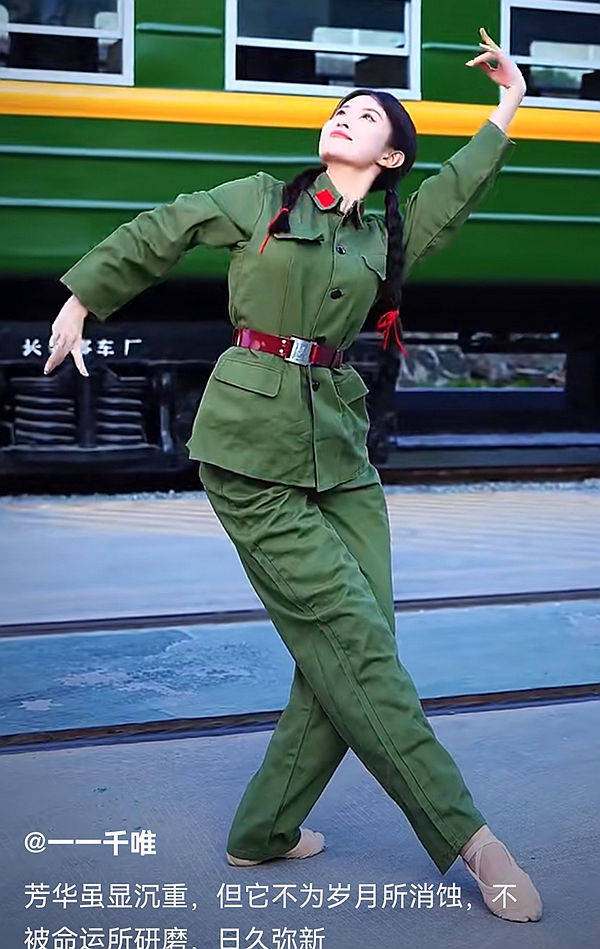 模仿女战士的独舞者,绿色军装舞之美,英姿飒爽,豪迈风采