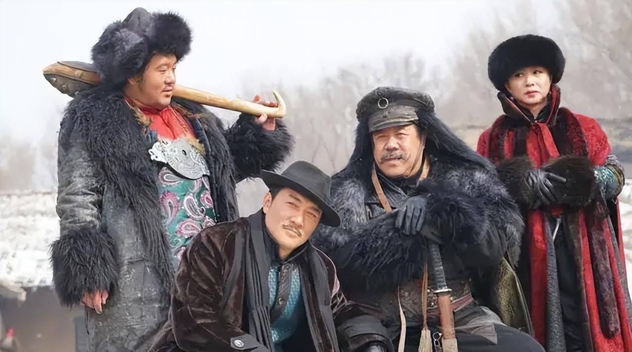 曲波所在的小分队在威虎山一带遭遇了以座山雕,许大马棒为首的土匪.