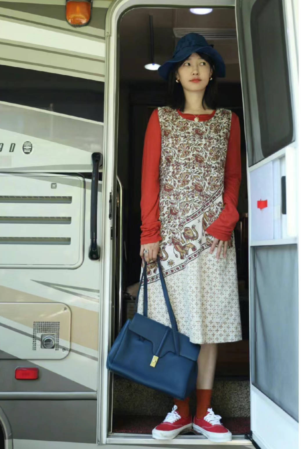 为什么白百何从不凹性感她靠在自己身上玩配色掌握了流量密码