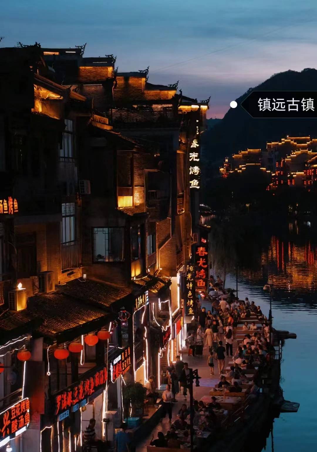 从高过云线的金顶上远望,风起云涌,天气晴好时,还能有幸得见佛光.