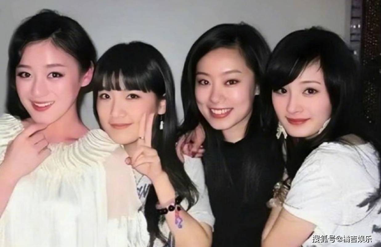 杨幂张小斐挽手聚餐还是大学同宿舍的闺蜜这样的缘分让人羡慕