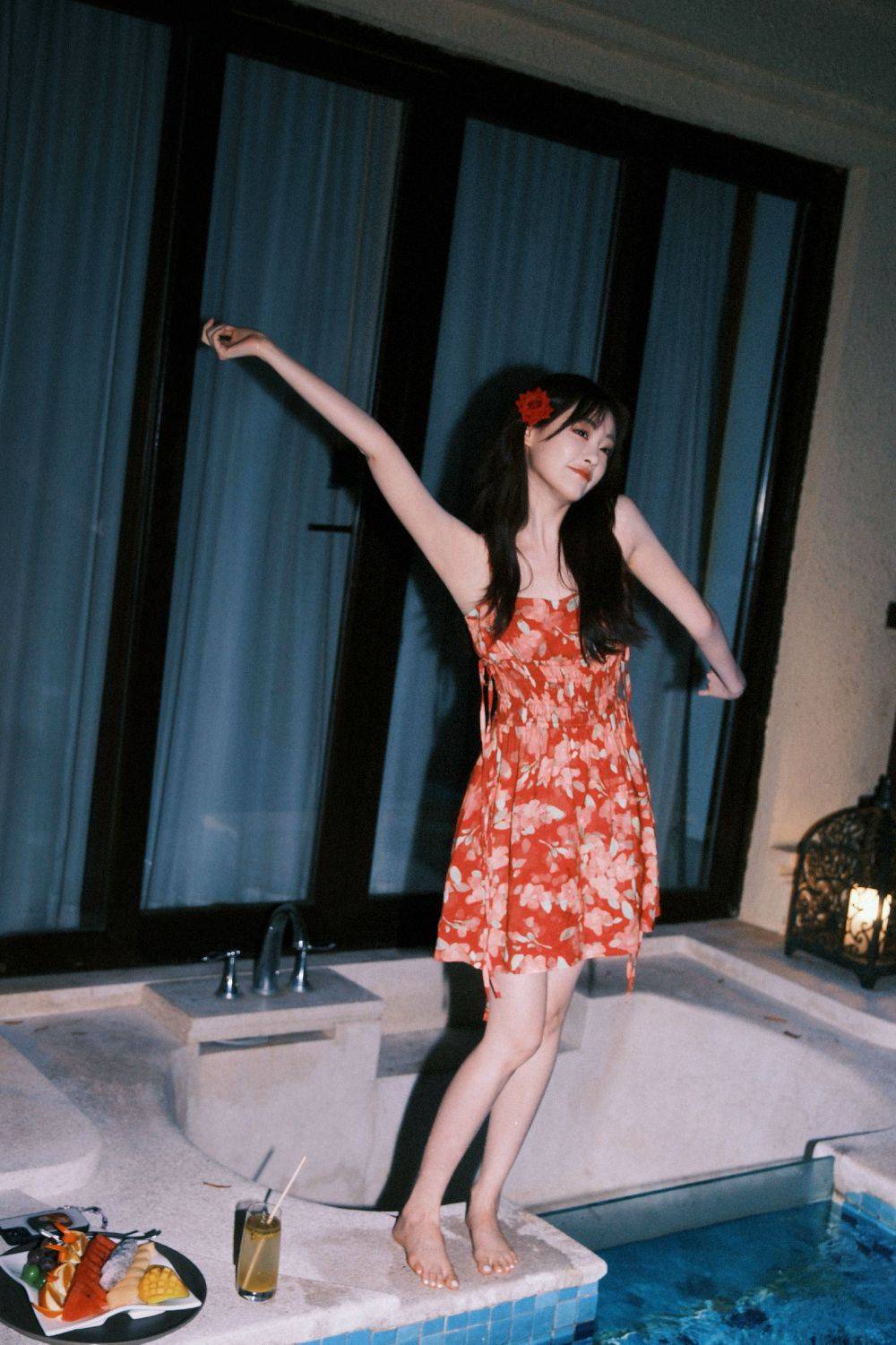 甜美可人的祝绪丹谁能拒绝黑长直红色碎花吊带浑身的少女气也太美了