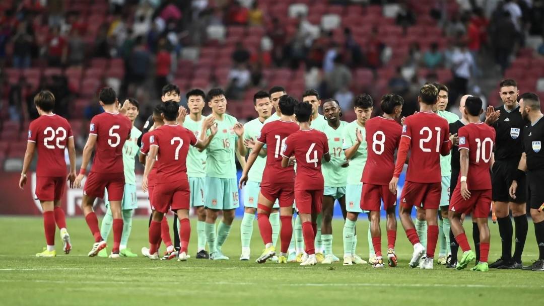 国足战新加坡：从两球领先到被扳平，出线形势堪忧