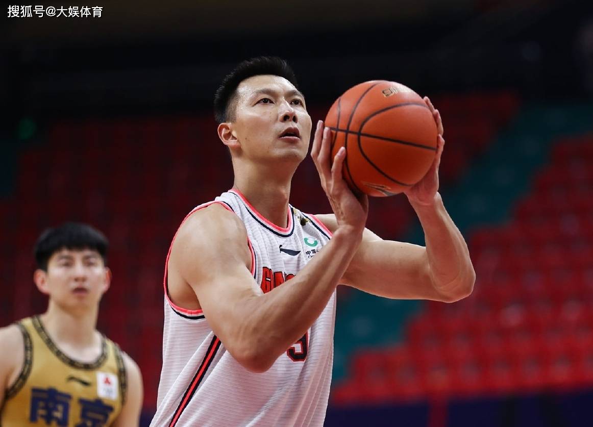 原创易建联是中国男篮历史的最强大前锋吗王治郅是大前锋的天花板