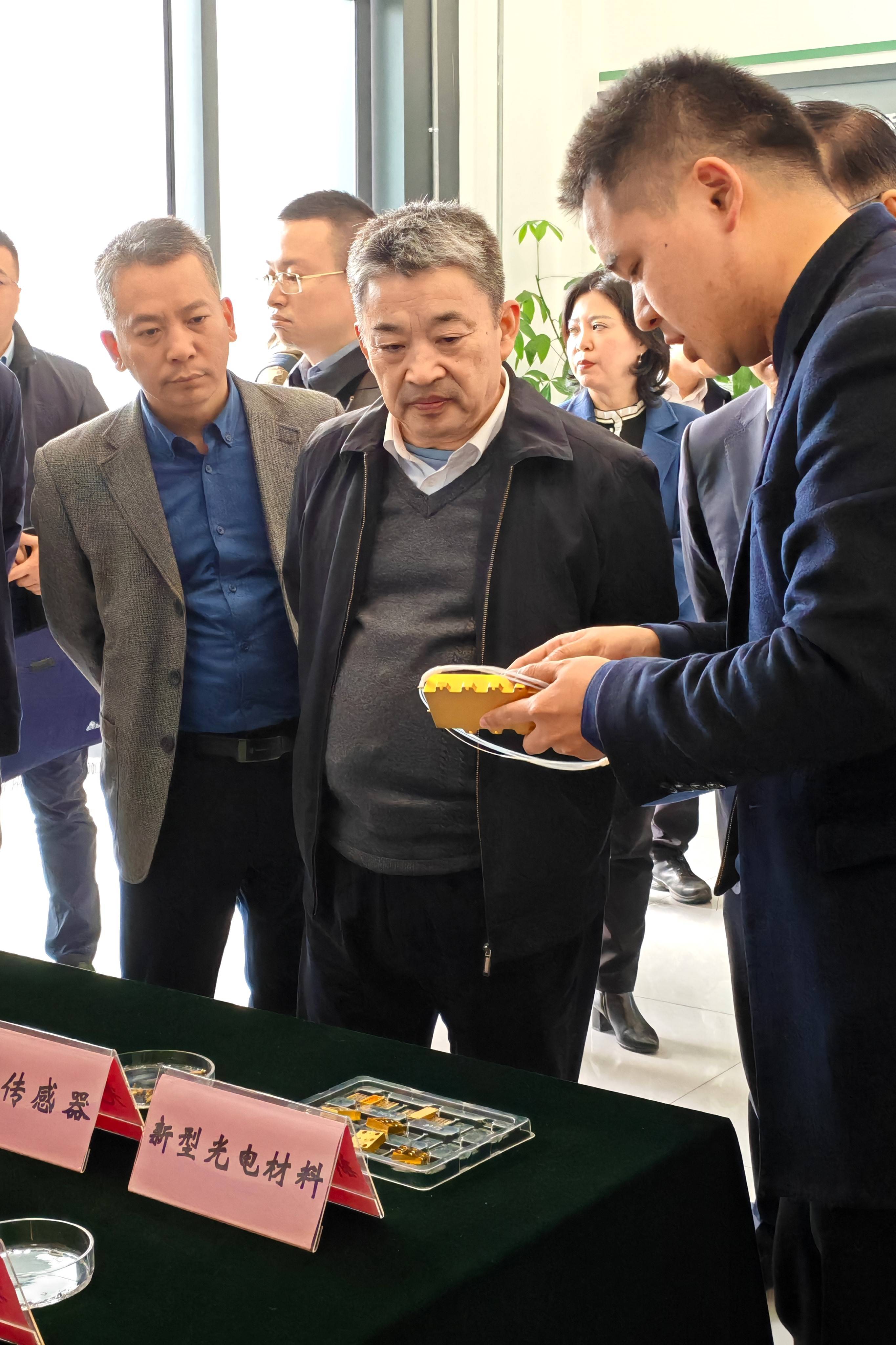 中国铁建调研重庆市传感器产业园参观中科光智在创新的道路上砥砺前行