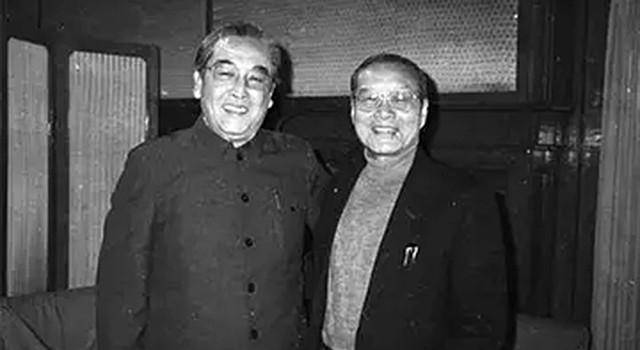 原创沈醉晚年坐公交遭遇行窃俩年轻小偷反被制服真是小偷遇上大偷