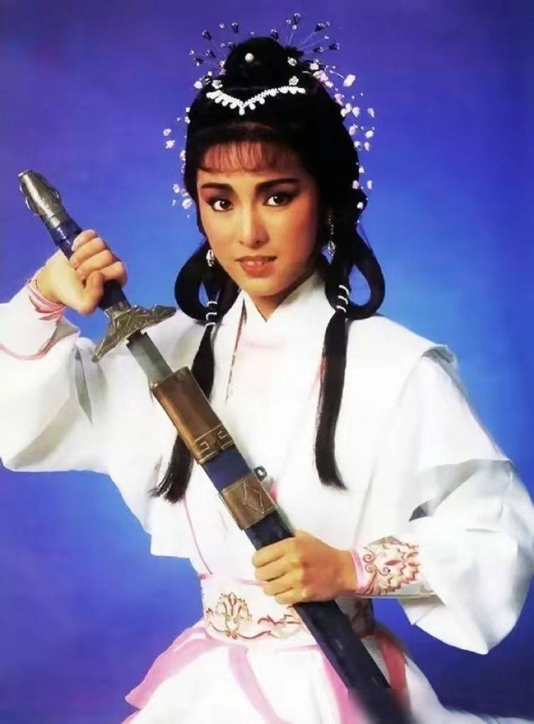 米雪惊艳亮相金庸百年诞辰纪念69岁仍风韵犹存发量羡煞旁人