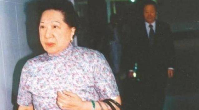 用飞机运送嫁妆,所嫁非人,好在孔令仪终于在晚年收获了自己的幸福,孔