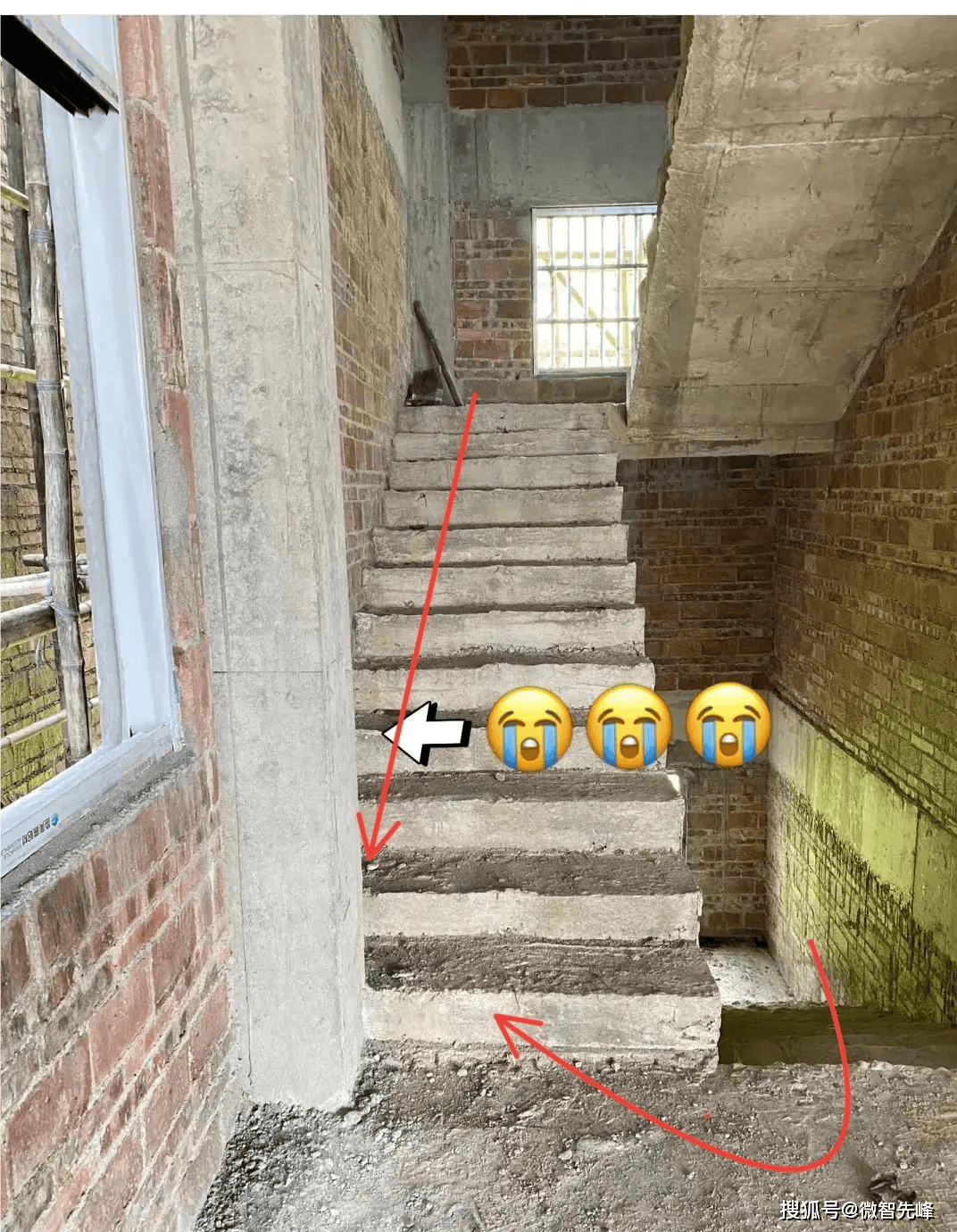 是青龙边有小房子,不利人丁,孕妇怀上男儿子就容易流产,这种是埋儿煞