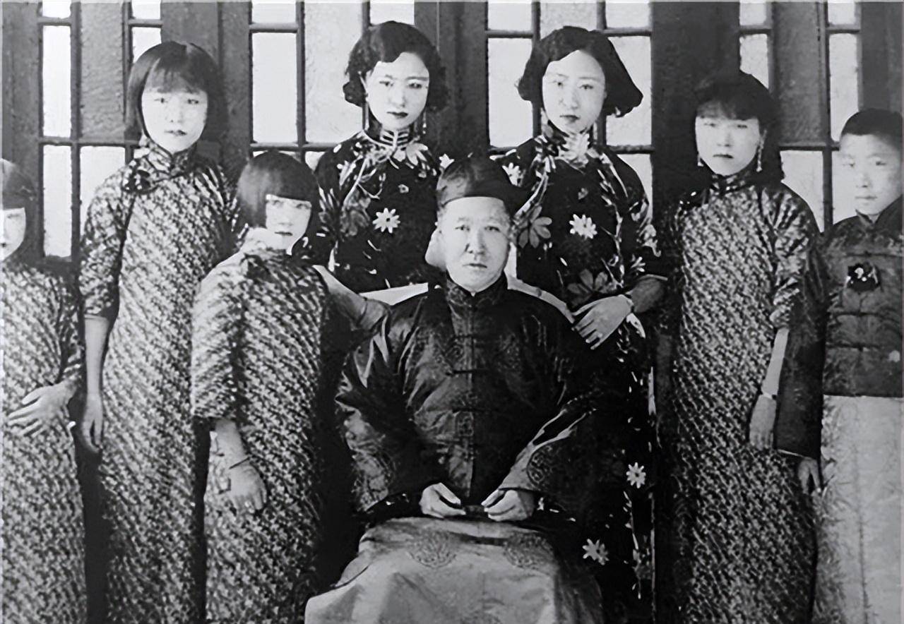 但好在有了父亲的接济,韫颖和三个孩子也有了庇护,不用再东奔西跑