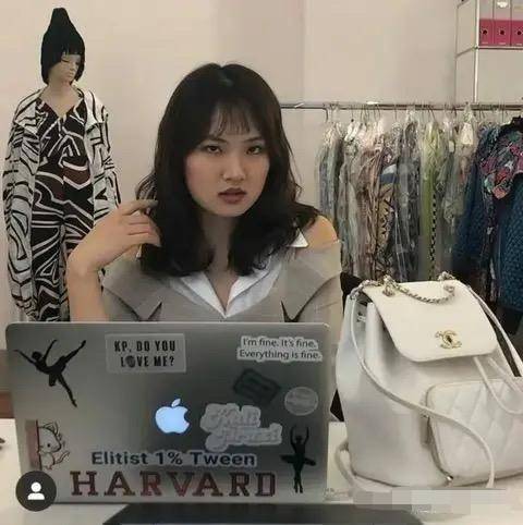 穿着美国nb鞋子的大妈怒斥果粉崇洋媚外有华为就够了