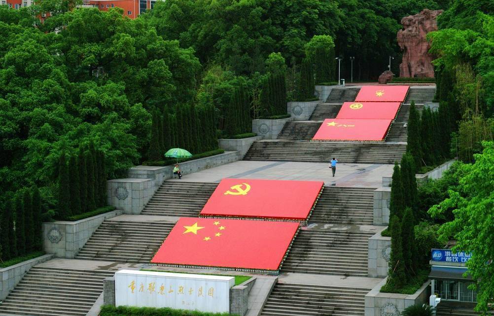 原创1981年一老妇到重庆参观白公馆望着墙上照片大哭她是谁