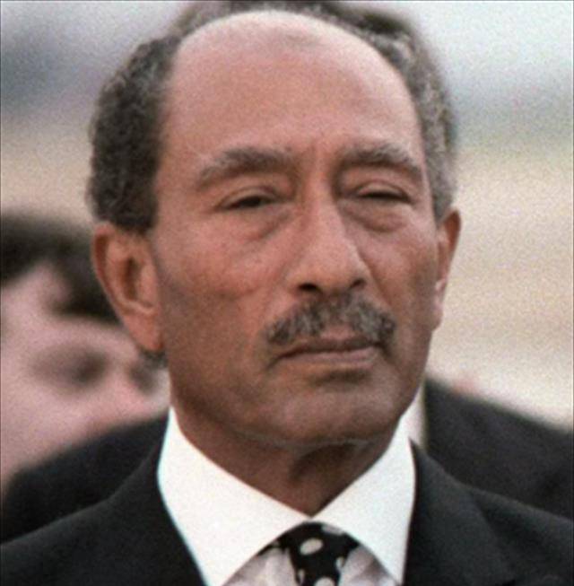 埃及总统阅兵时拒穿防弹衣在台上被枪杀死前称真是不可思议