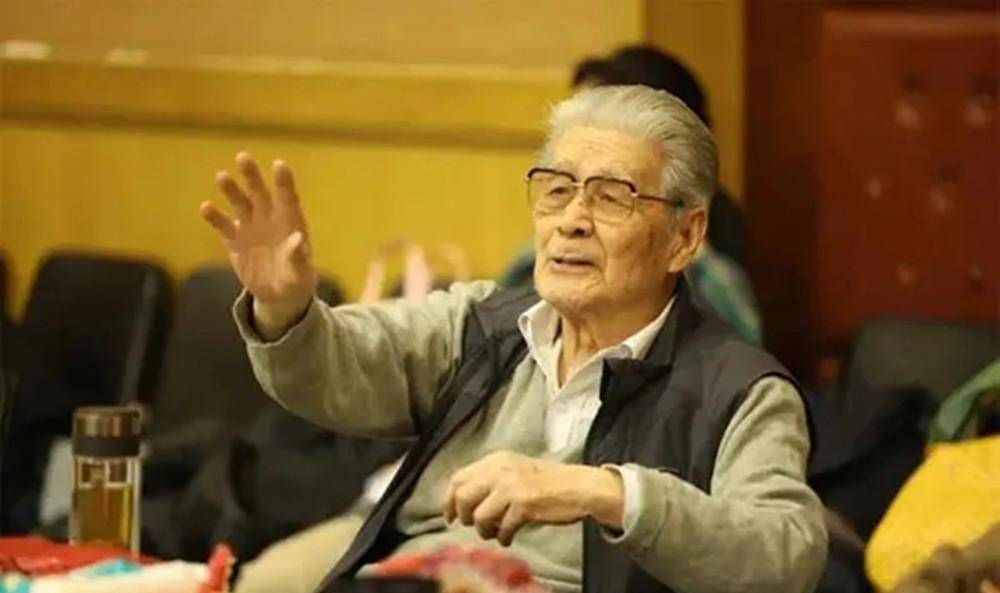 原创蓝天野白天演戏晚上刺探敌情隐姓埋名75年2021年被授勋