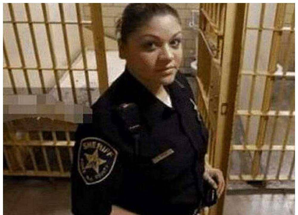 从囚犯到控制整个监狱13名女狱警为他生娃怀特是怎么做到的