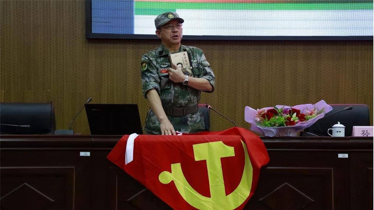 原创老山主攻营长臧雷祭奠战友时满含热泪这的烈士99都没有后代