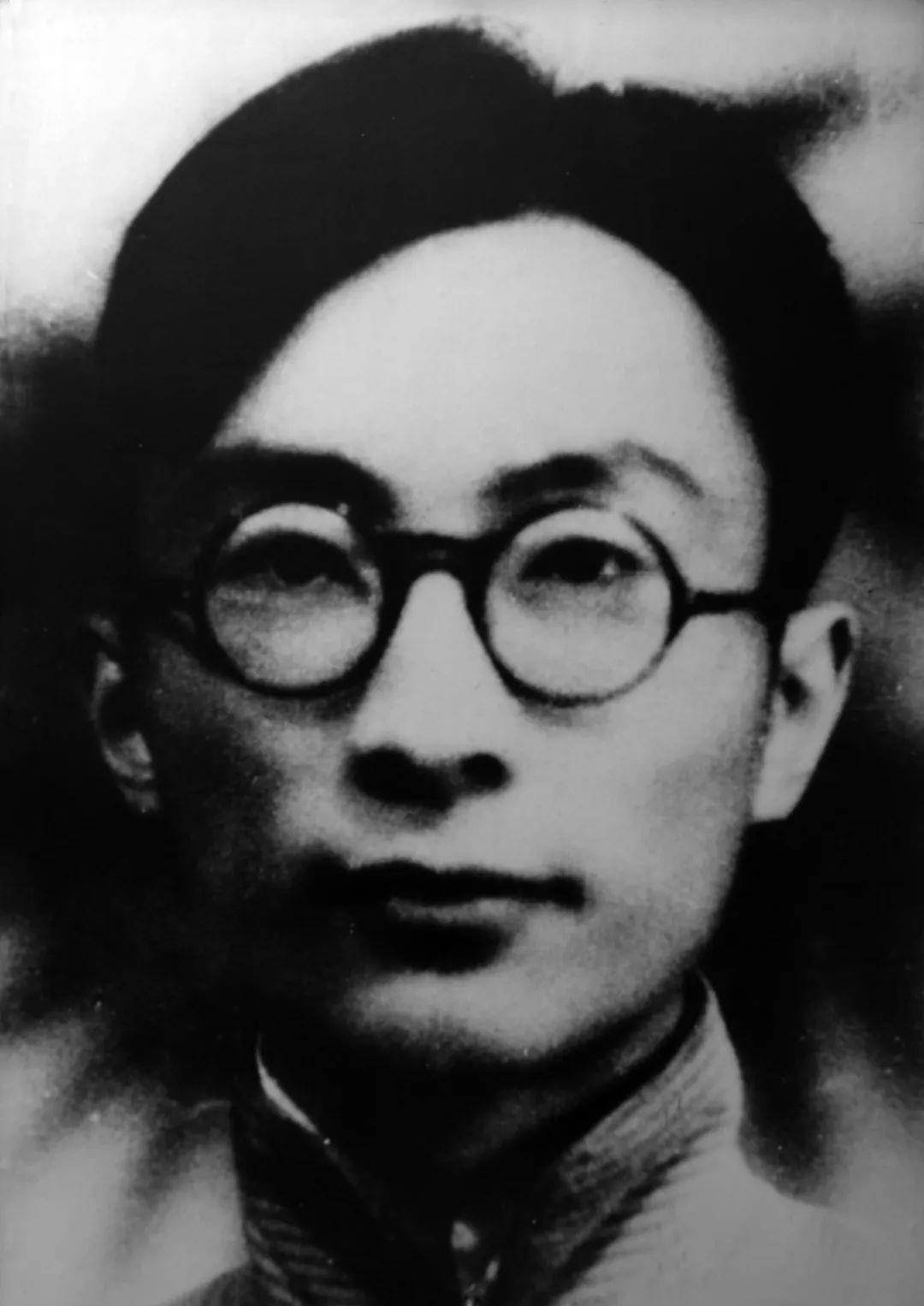 原创1981年一老妇到重庆参观白公馆望着墙上照片大哭她是谁