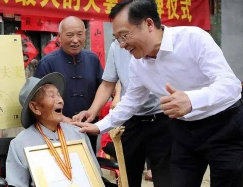 原创丈夫119岁妻子114岁河南夫妇已经六世同堂一家有120多口人