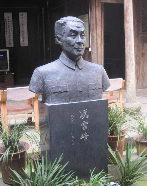 冯达不仅是一个翻译奇才,性格也十分温柔,才华横溢而又文质彬彬,丁玲