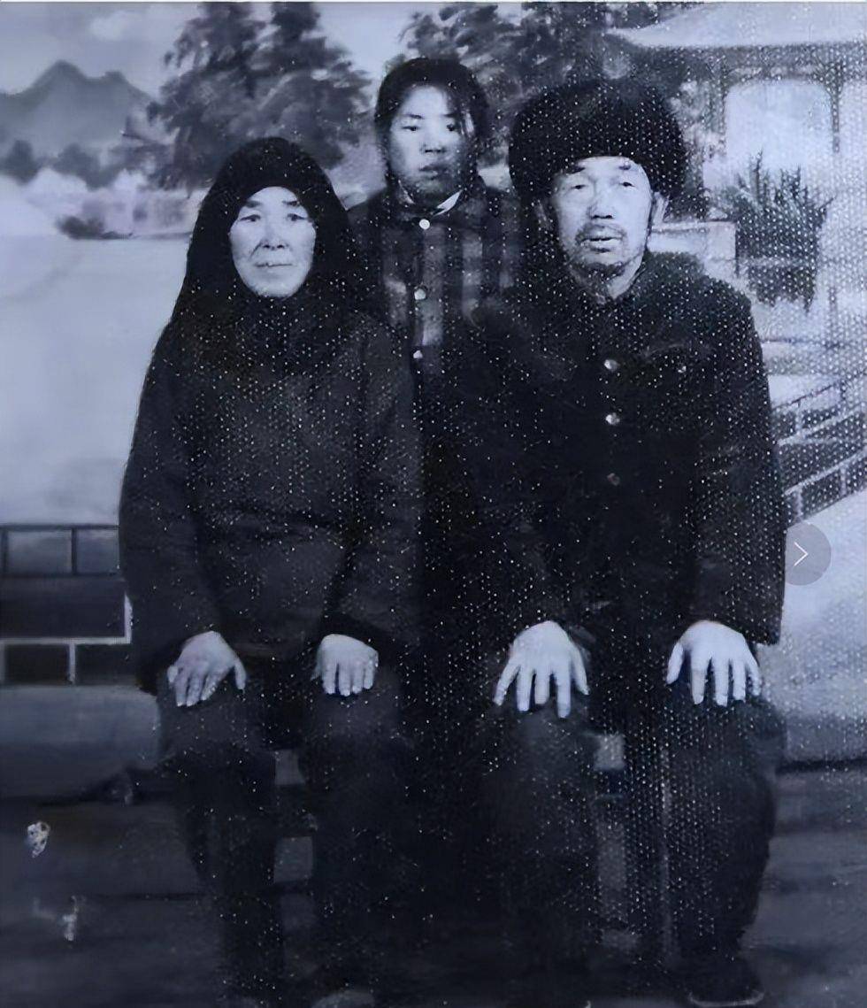 原创87年21岁战士牺牲25年后弟弟在墓前痛哭我代表家人来看你了