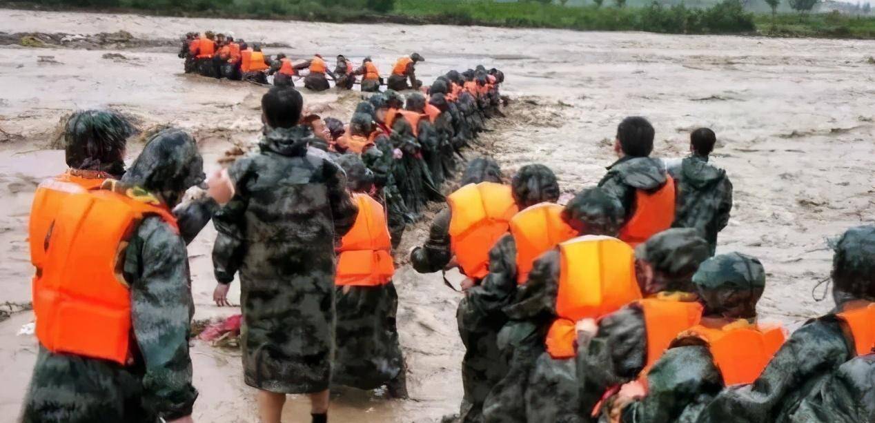原创1998年子弟兵扛沙袋用血肉之躯堵洪水百姓哭喊别跳了房子不要了