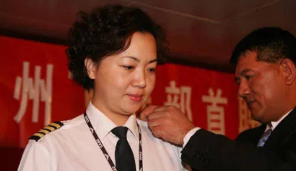 王牌女飞行员刘宇环退役后航空公司抢破头成最贵民航女机长