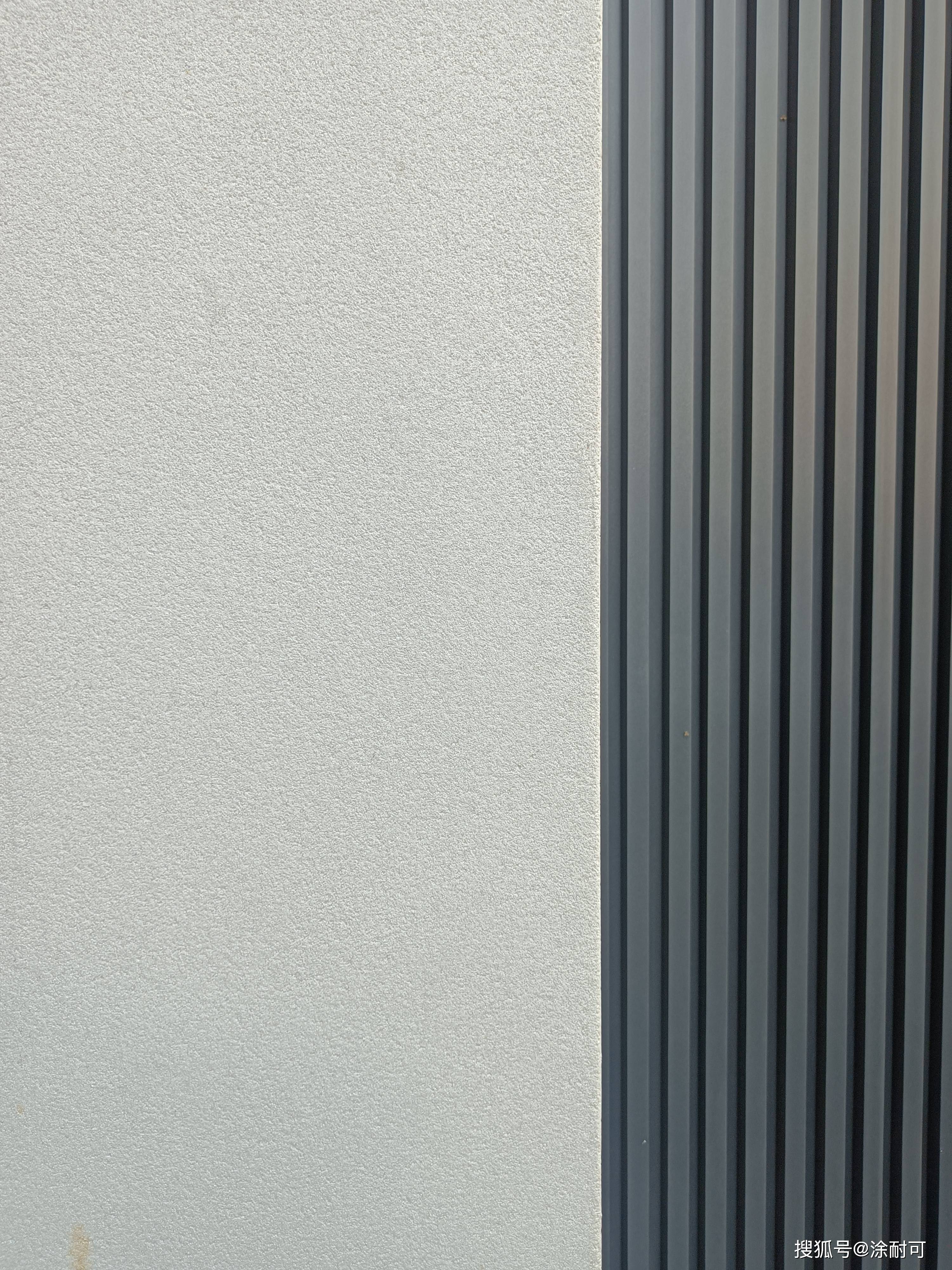 完工后的晶彩石外立面,与周边邻居房子采用的传统瓷砖的外墙相比,尽显