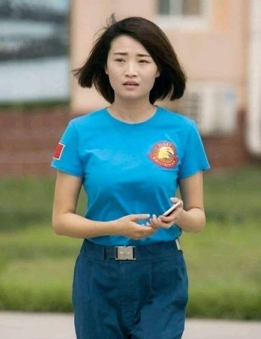 原创金孔雀余旭最后一程36万群众送别墓前摆放4架飞机模型