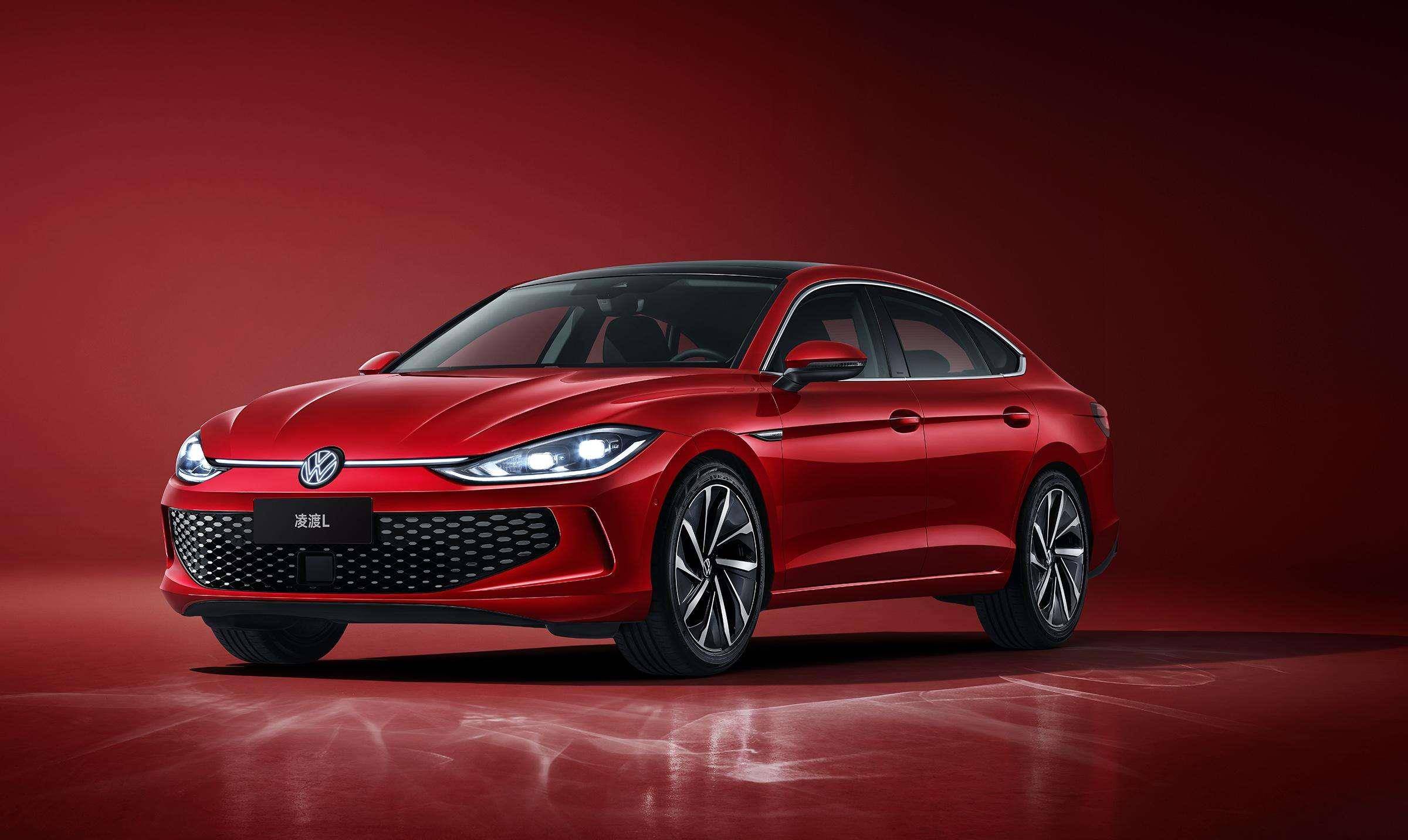 600万超跑追尾大众途观,女车主当场社死,才知中档德