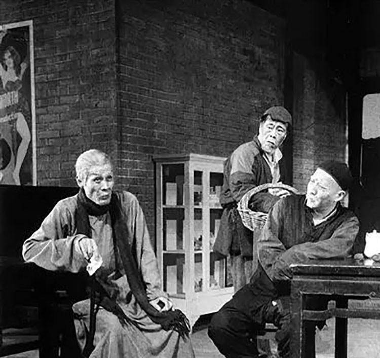 《茶馆》剧照蓝天野的第一部作品是话剧《茶馆》,时至今日,《茶馆》