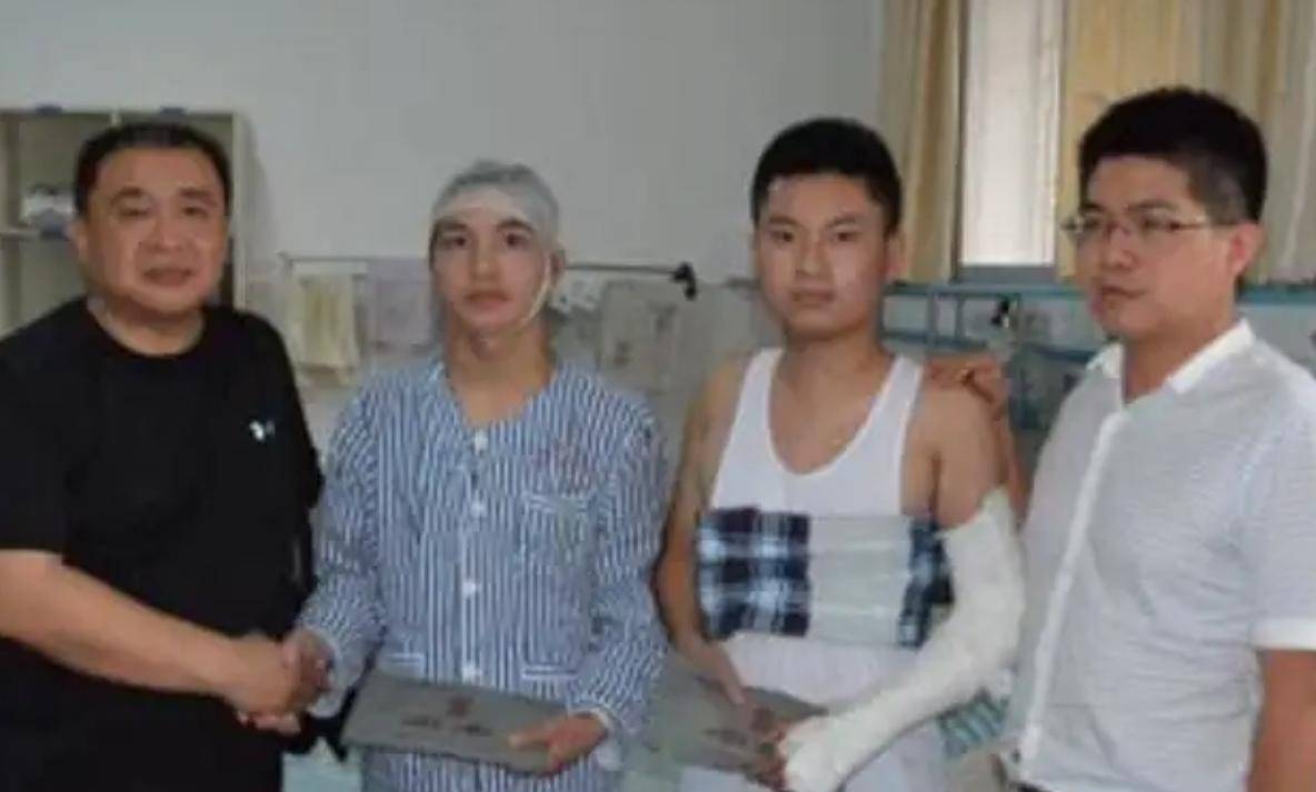 江西两位夺刀少年为拯救全车人错过高考7年后更加让人钦佩