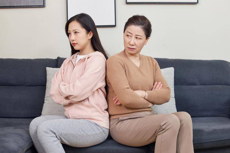 儿媳对婆婆说:要么带娃,要么每月给5000块钱,婆婆竟然都不选:谁生的谁