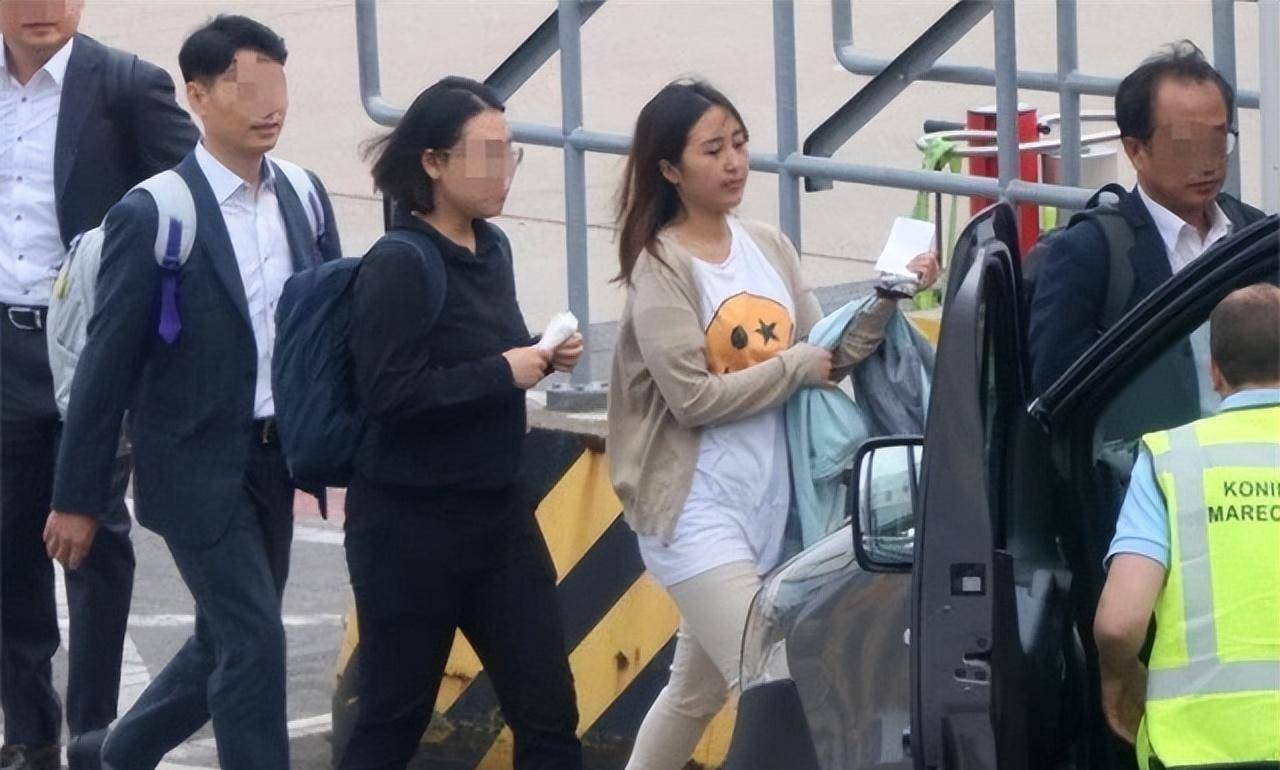郑维罗回家后得知自己的爱犬无人陪伴,被关在家里十小时,不由得大动