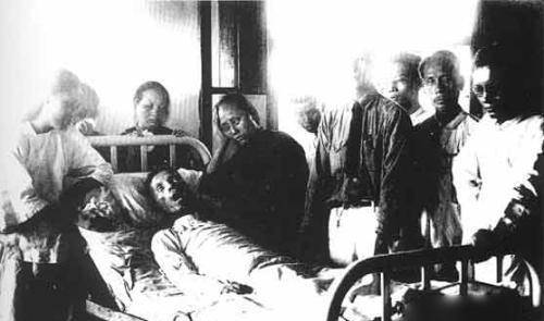 廖仲恺遇刺后,在国民党中资历极浅的蒋介石迅速上位,跻身权力中心.