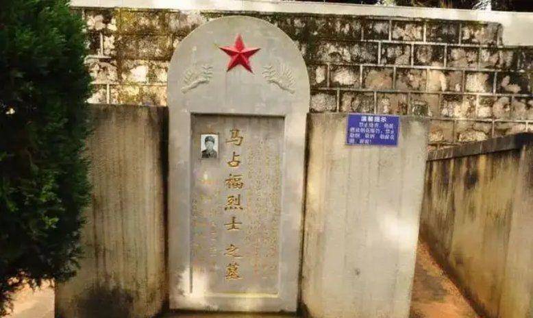 87年21岁战士牺牲,25年后,弟弟在墓前痛哭:我代表家人来看你了_马占福