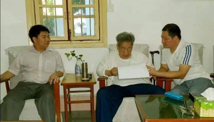 为此,他不辞辛劳,亲自下农村指导一些地方,因地制宜种桑养蚕,种植甘蔗