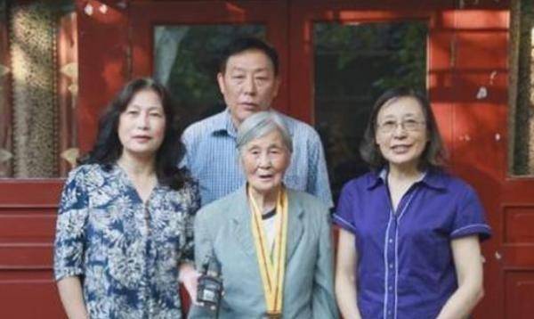 原创1998年养父去世女子整理遗物发现一封血书才知亲父母是大英雄