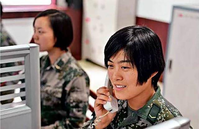 为了尽快提高自己的训练能力,焦力把常用的三百多个电话号码抄录在一