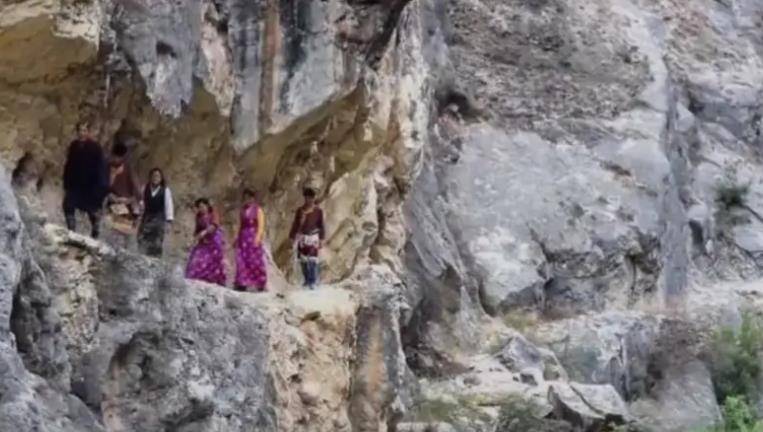 原创云南小伙左眼失明白手起家22年赚4000万却要回乡修路负债上亿