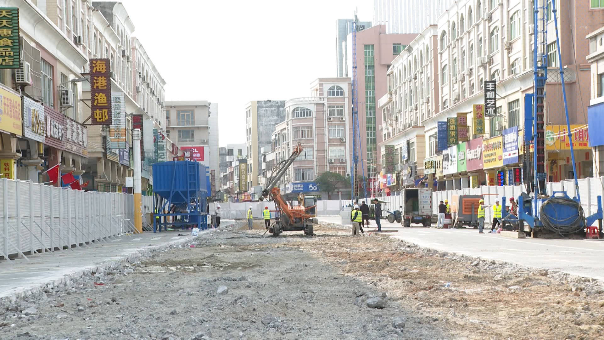 闸坡镇老旧小区改造项目加快重点路段施工尽量减小对群众出行的影响