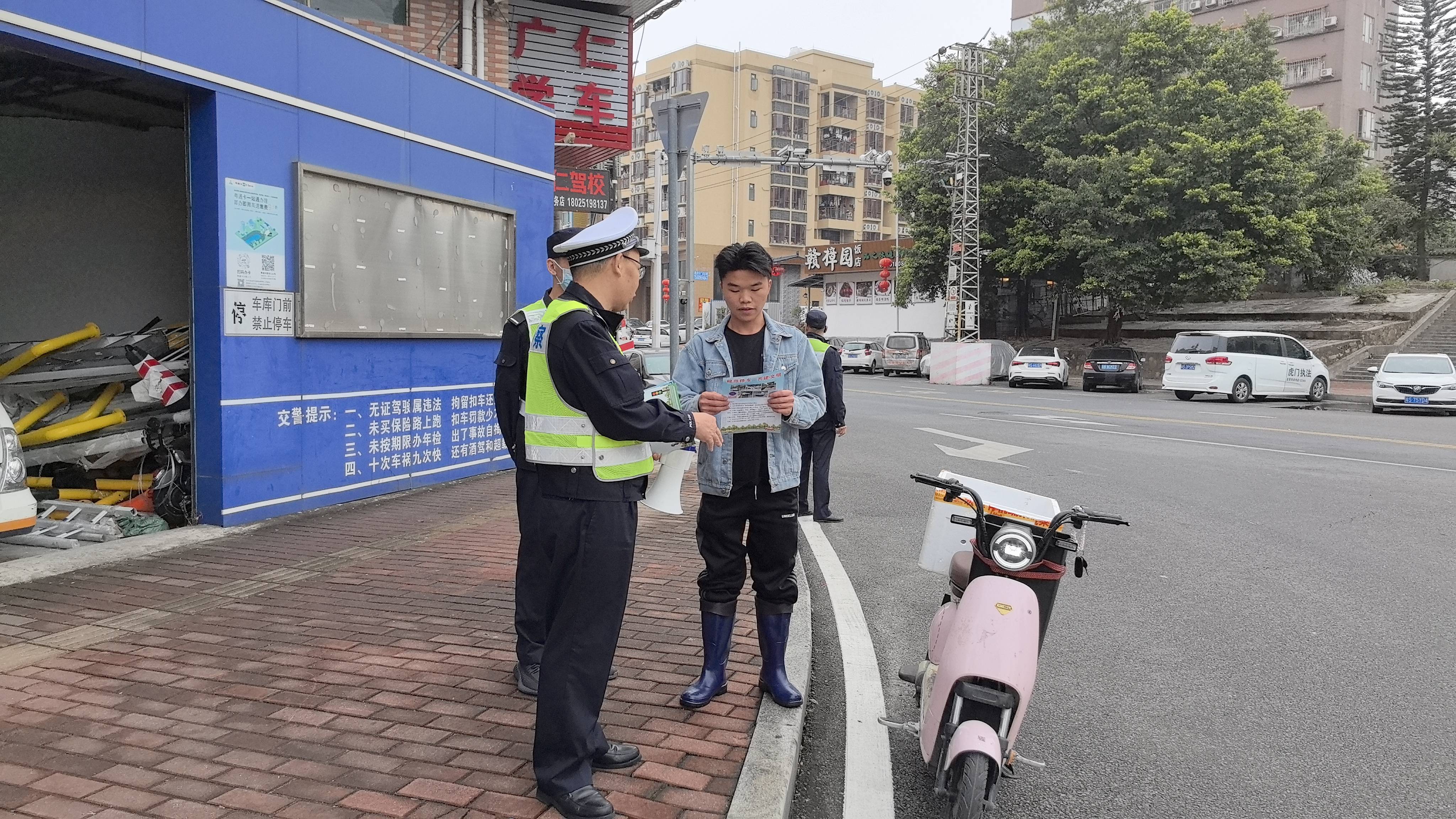 东莞交警虎门大队上路开展安全带安全头盔劝导活动