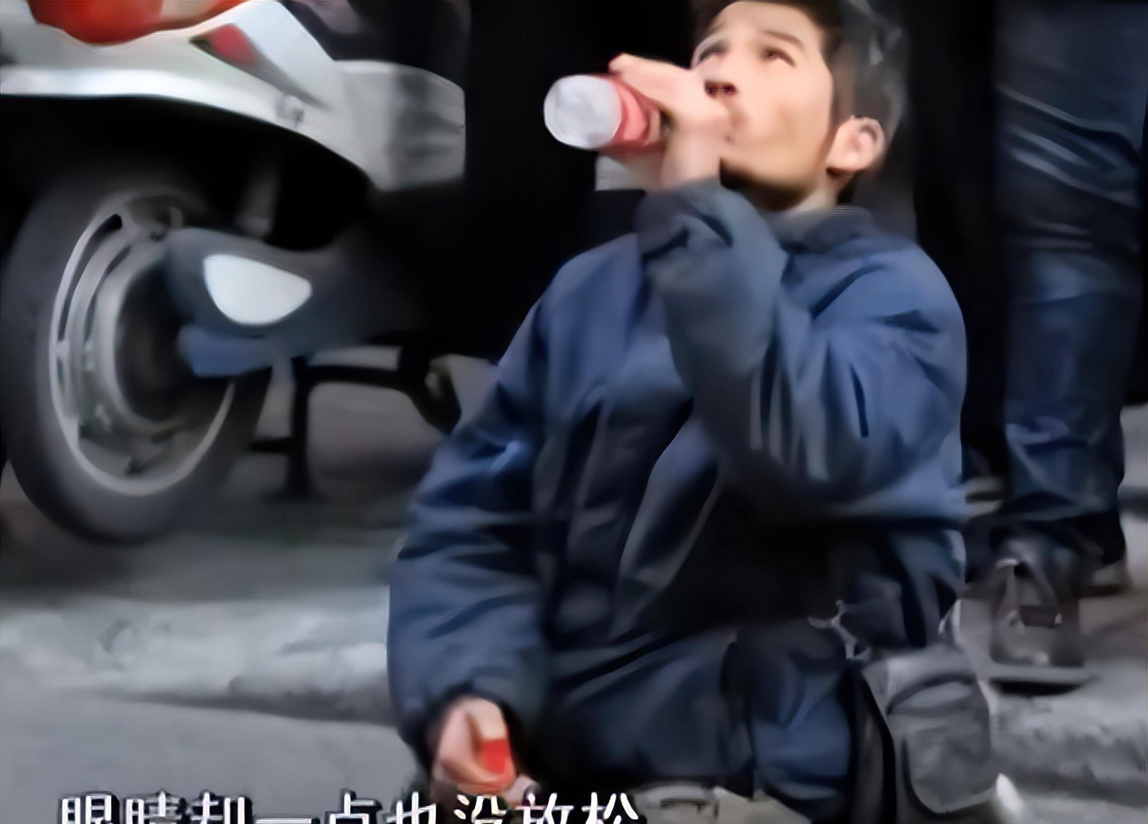 原创2011年浙江男子绝望欲跳楼30岁残疾乞丐成功解救却拒绝帮助