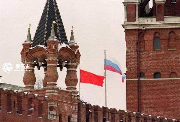 搭乘出租车时,当他们告诉出租车司机他们要去红场看红旗最后的降落时