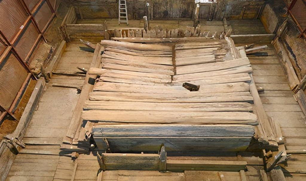 专家们推测这可能是因为东晋时期江西曾发生过一场大地震,使得墓室