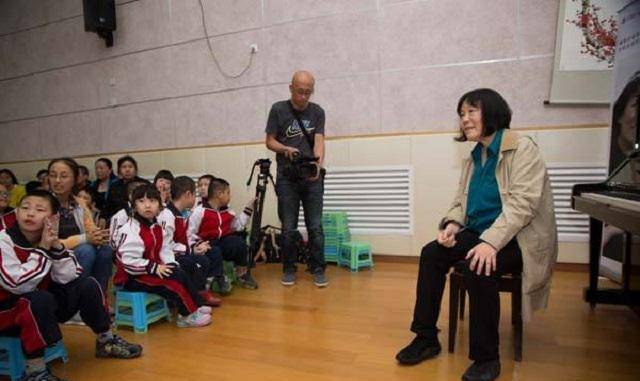 中国阿姨打零工留学,巴黎走红,王思聪:钢琴水平比朗朗高n倍_朱晓玫