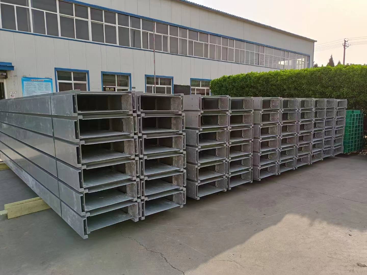 高分子桥架是什么材料的