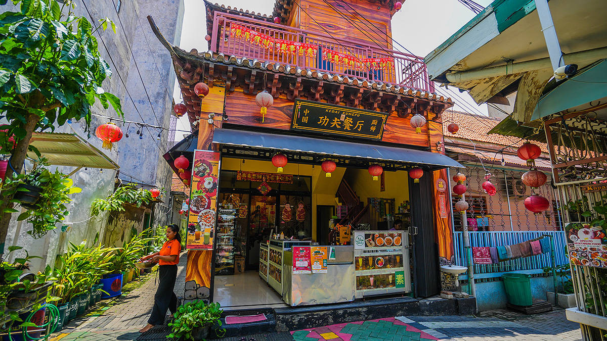 在印尼爪哇岛的泗水城市市中心有座中式建筑的郑和清真寺