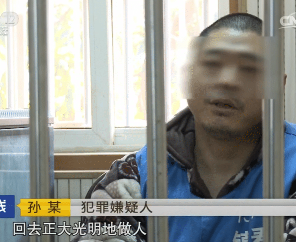 孙树军的母亲在当年案发时候与受害女性年纪差不多,可是为了袒护自己