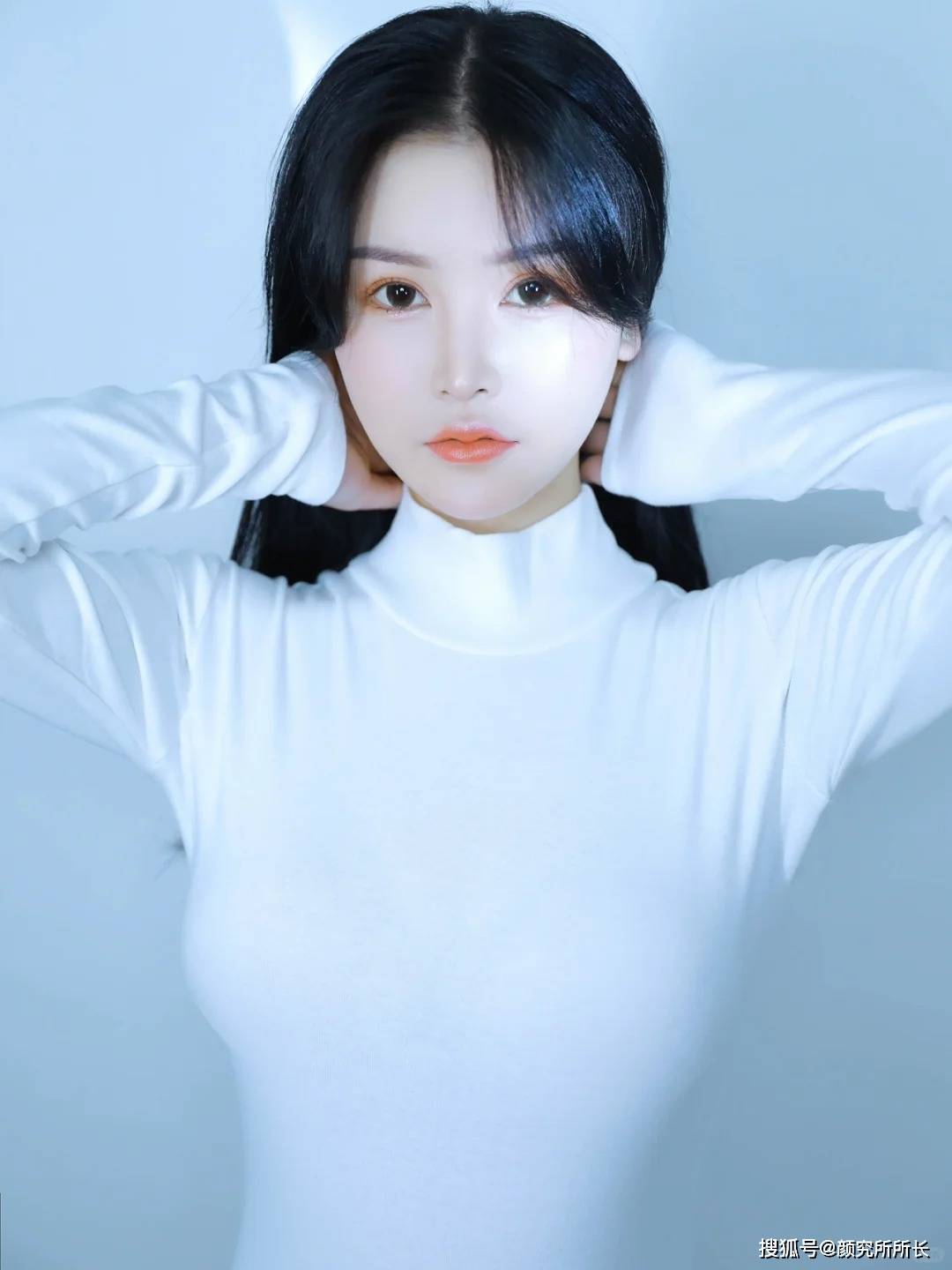 19岁白嫩尤物时尚写真穿搭纯白紧身连体衣简洁而优雅迷人